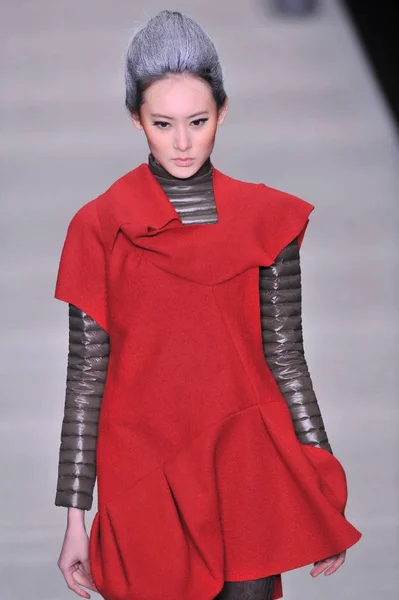 Bosideng ダウン着用コレクション のファッションショーで北京 中国のファッション週間秋 2012 2012 — ストック写真