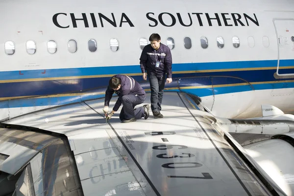 Miembros Tripulación Tierra China Revisan Reparan Avión Reacción China Southern — Foto de Stock