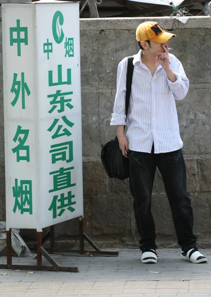 Ein Mann Raucht Auf Einer Straße Der Stadt Qingdao Der — Stockfoto