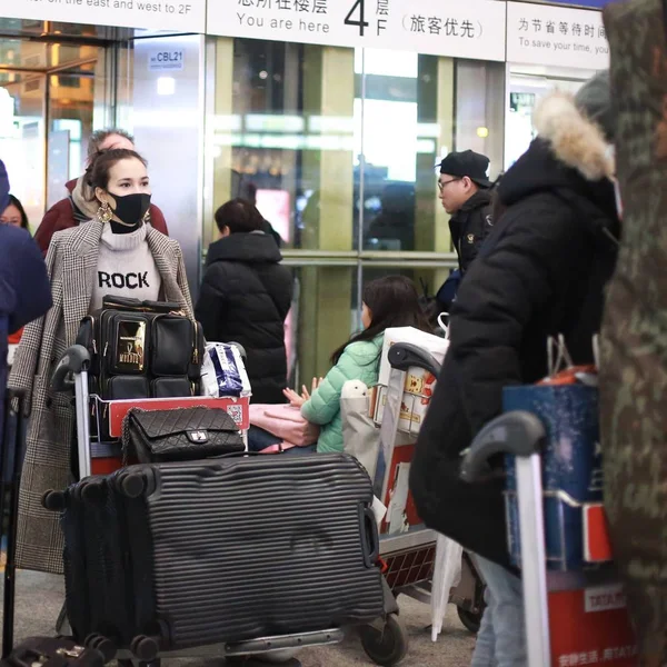 Kinesisk Amerikansk Skuespillerinde Celina Jade Afbilledet Beijing Capital International Airport - Stock-foto