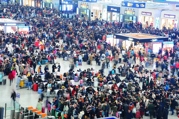 Passagerare Folkmassan Hongqiao Järnvägsstationen Som Kommer Tillbaka Hem Med Tåg — Stockfoto