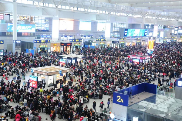 Pasażerów Tłum Stacji Kolejowej Hongqiao Jak Idą Domu Pociągiem Dla — Zdjęcie stockowe