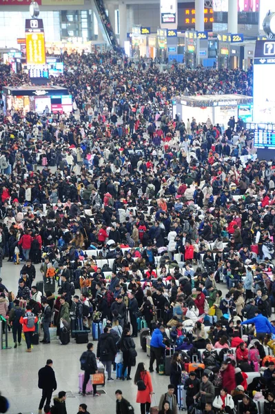 Пассажиры Толпы Hongqiao Железнодорожного Вокзала Возвращаются Домой Поезде Предстоящий Китайский — стоковое фото
