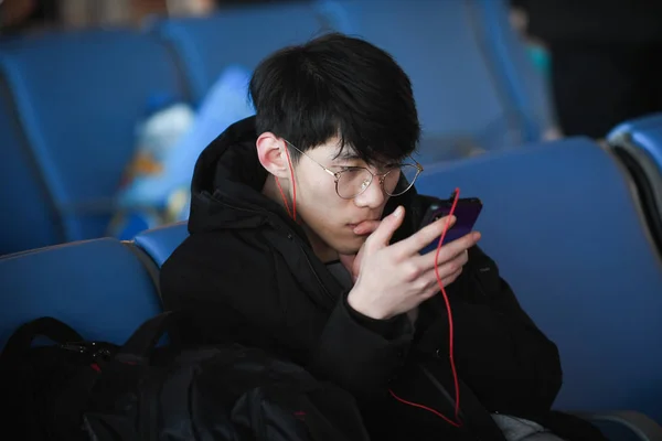 Китайские Пассажиры Используют Свои Смартфоны Провести Время Вдали Ожидая Пока — стоковое фото