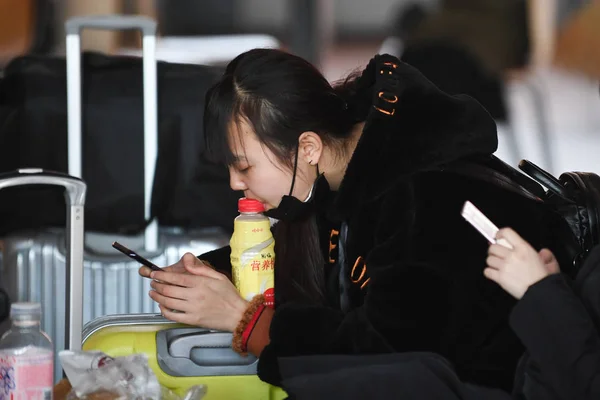 Passageiros Chineses Usam Seus Smartphones Para Enquanto Esperam Que Trens — Fotografia de Stock