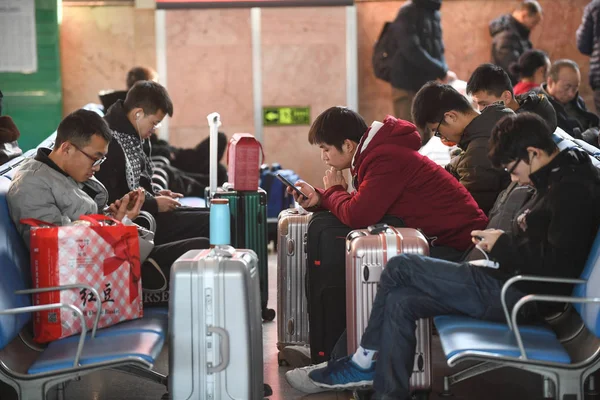 Los Pasajeros Chinos Utilizan Sus Teléfonos Inteligentes Para Pasar Tiempo —  Fotos de Stock
