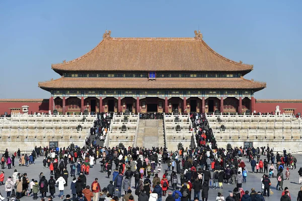 游客参观故宫 也被称为故宫博物院 这里装饰着天灯 和长寿灯 万寿登 欢迎即将于2019年2月1日在中国北京举行的中国农历新年 — 图库照片