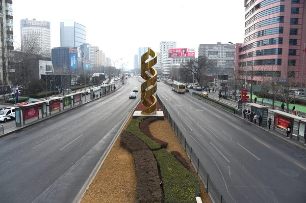 今後中国旧正月やダウンタウン北京 2019 日に春祭りの前にほとんど空の通りの眺め — ストック写真