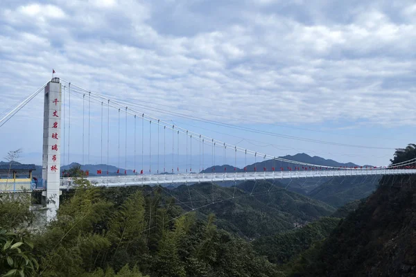 Uma Vista Uma Ponte Suspensa Fundo Vidro 300 Metros Comprimento — Fotografia de Stock