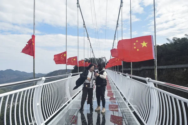 Turystów Chodzić 300 Metrowy Most Wiszący Szklanym Dnem Klifie Malowniczym — Zdjęcie stockowe