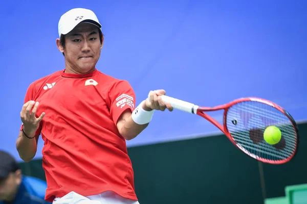 Nishioka Japonii Yoshihito Zwraca Strzał Yibing Chin Podczas Kwalifikacyjnym Pucharu — Zdjęcie stockowe