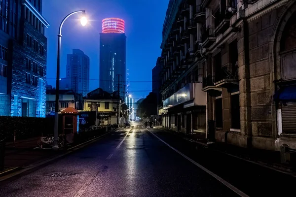 2019 上海のダウンタウンでの春祭りとして知られている中国の旧正月休暇中にほとんど空の通りの眺め — ストック写真