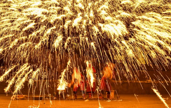 Čínští Baviči Provést Dračí Tanec Ohně Sprše Roztaveného Železa Oslavu — Stock fotografie