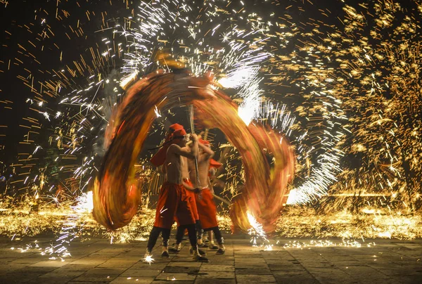 Animadores Chinos Realizan Una Danza Dragón Fuego Una Ducha Hierro — Foto de Stock