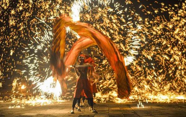 Animadores Chinos Realizan Una Danza Dragón Fuego Una Ducha Hierro — Foto de Stock