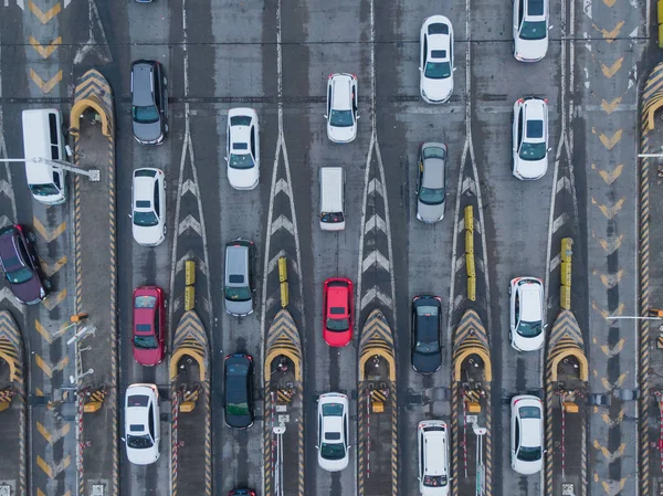 この航空写真ビューで大衆車の並ぶ第 南京揚子江橋に人が南京市 中国東部の江蘇省 日に中国の旧正月の新年 ブタの年 やスプリング フェスティバルの休日の前に家に帰る途中 — ストック写真