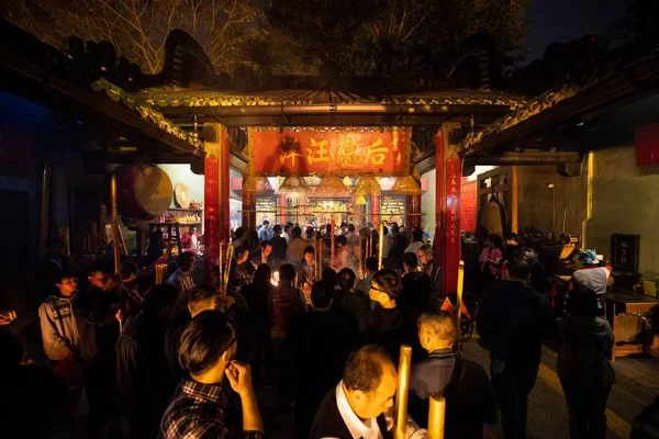 Čínští Ctitelé Vypálit Vonné Tyčinky Modlit Hodně Štěstí Před Čínský — Stock fotografie