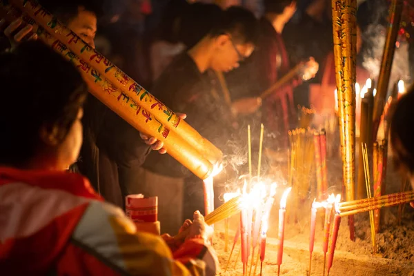 Les Fidèles Chinois Brûlent Des Bâtons Encens Pour Prier Pour — Photo