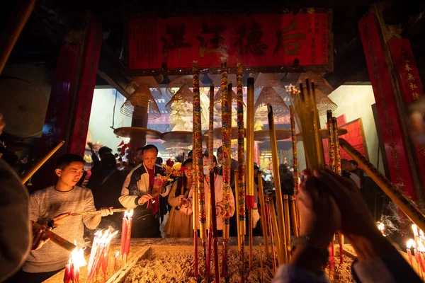 Čínští Ctitelé Vypálit Vonné Tyčinky Modlit Hodně Štěstí Před Čínský — Stock fotografie