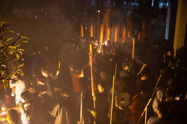 Китайские Богомольцы Сжигают Благовонные Палочки Помолиться Удачу Перед Китайским Праздником — стоковое фото