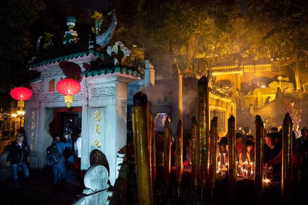 2019 日中国の旧正月やマカオ 中国の寺で春祭りの前に幸運を祈願する線香を燃やす中国崇拝者 — ストック写真