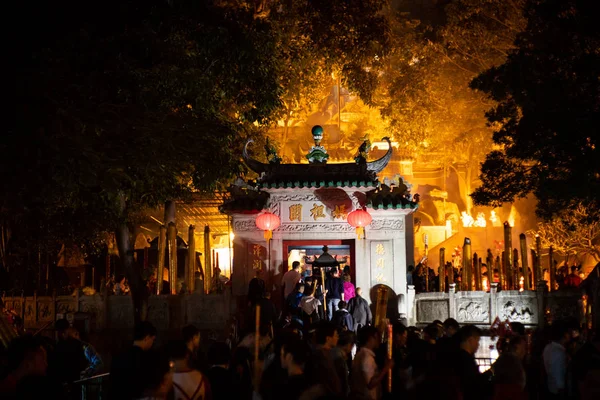 2019 日中国の旧正月やマカオ 中国の寺で春祭りの前に幸運を祈願する線香を燃やす中国崇拝者 — ストック写真