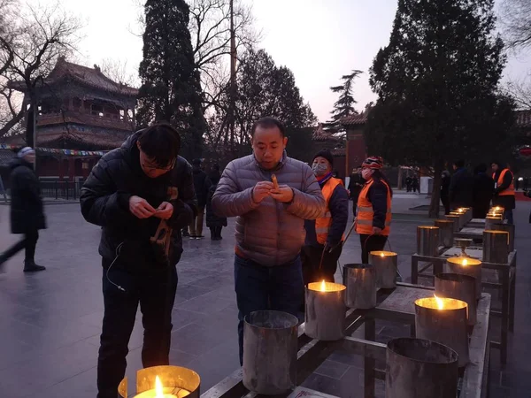 Chinese Worshippers Burn Incense Sticks Pray Good Luck First Day — Stock Photo, Image