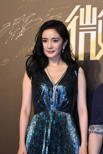中国の女優ヤン 上海国際映画祭 中国で 2017 日上海映画の夜のレッド カーペットに到着します — ストック写真