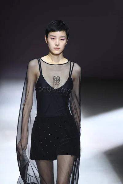 モデルは 中国ファッション週秋 2018 年北京 2018 日の間に Doublove のファッションショーで新しい創造を表示します — ストック写真