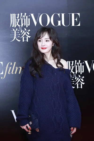 Actriz China Yang Posa Mientras Llega Alfombra Roja Para Vogue — Foto de Stock