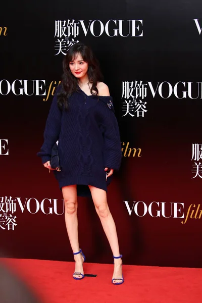 Κινέζα Ηθοποιός Yang Θέτει Καθώς Φτάνει Στο Κόκκινο Χαλί Για — Φωτογραφία Αρχείου