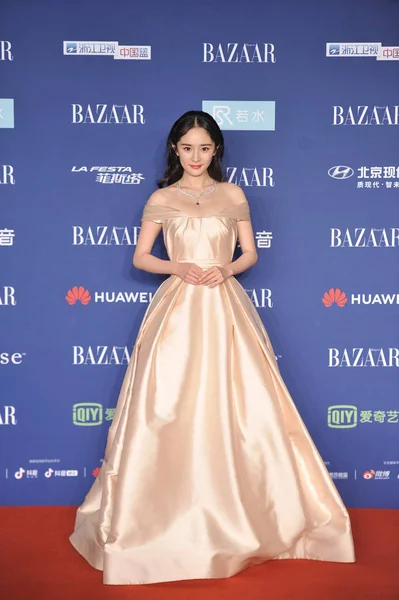 Čínská Herečka Jang Přijde Červeném Koberci Pro 2018 Bazar Hvězda — Stock fotografie