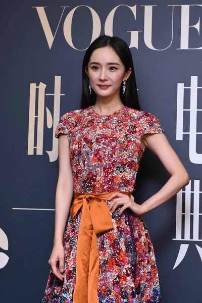 Chińska Aktorka Yang Stwarza Ona Przybywa Czerwonym Dywanie 2018 Vogue — Zdjęcie stockowe