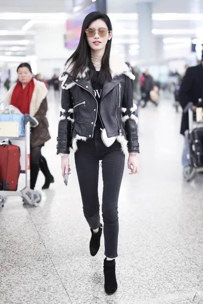 Kínai Modell Mengyao Más Néven Ming Érkezik Egy Repülőtéren Shanghai — Stock Fotó