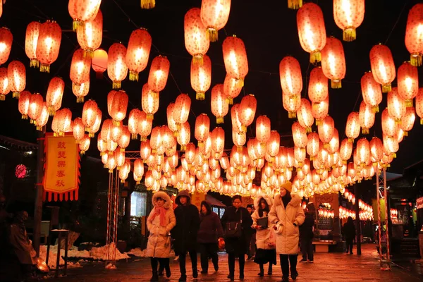 Los Residentes Locales Los Turistas Ven Coloridas Instalaciones Faroles Luces —  Fotos de Stock