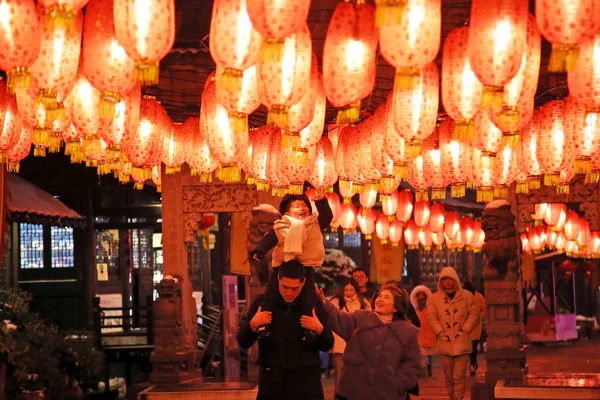 地元の住民や観光客が表示カラフルなランタンを見ると 春祭りとして知られている中国の旧正月 常州市 東中国の江蘇省 月2019の間に表示されます — ストック写真