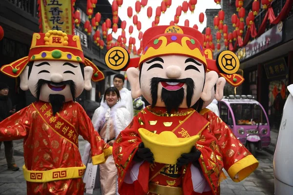 Animadores Chinos Vestidos Como Dios Riqueza También Conocido Como Caishen — Foto de Stock