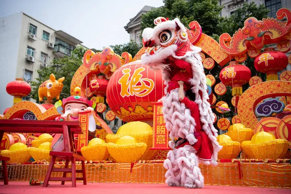 Animadores Realizan Danza Dragón León Para Celebrar Año Nuevo Lunar —  Fotos de Stock