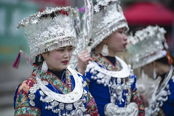 Локальні Китайський Народ Мяо Етнічної Меншини Одягнені Традиційні Костюми Прикрашені — стокове фото