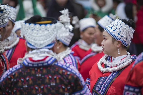 Lokala Kinesiska Folket Miao Etnisk Minoritet Klädd Silver Inredda Folkdräkter — Stockfoto