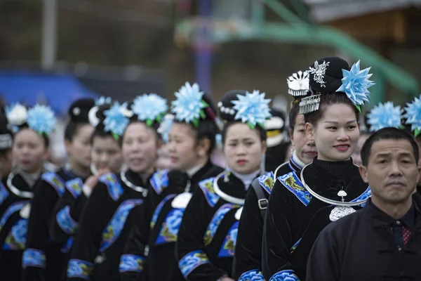 Lokale Chinesen Der Ethnischen Minderheit Der Miao Traditionellen Silberfarbenen Kostümen — Stockfoto