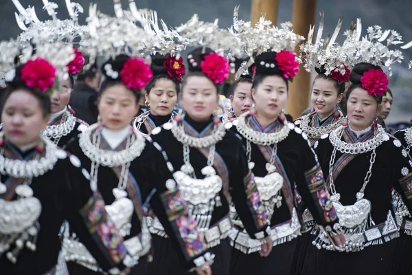 銀装飾の伝統的な衣装に身を包んだ少数民族ミャオ族のローカル中国人と帽子中国旧正月 楠和村の春祭りとして知られている 黔ミャオ族を記念に出席 — ストック写真