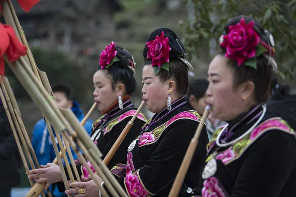 Mieszkańców Chińskich Mniejszości Etnicznej Miao Ubranych Tradycyjne Clothers Wykonać Lush — Zdjęcie stockowe