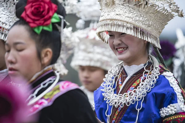 Lokala Kinesiska Folket Miao Etnisk Minoritet Klädd Silver Inredda Folkdräkter — Stockfoto