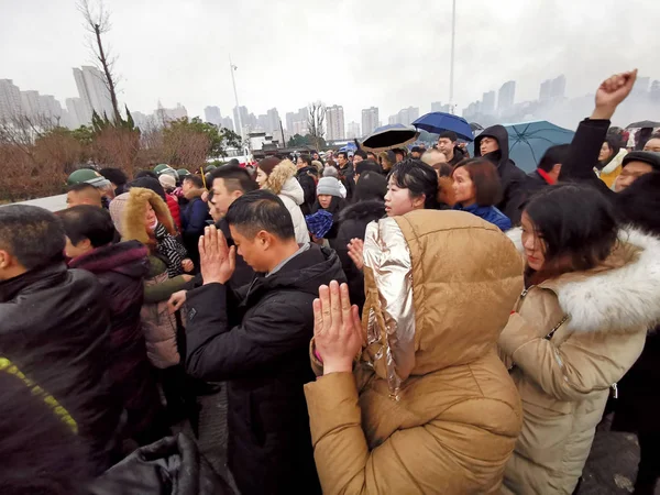 Chinese Worshippers Burn Incense Sticks Pray Wealth Happiness Worship God — ストック写真