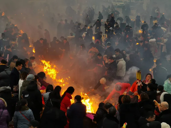 Çin Tapanların Tütsü Sopa Zenginlik Mutluluk Için Dua Zenginlik Tanrı — Stok fotoğraf