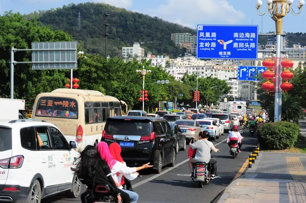 2019年2月9日 在中国南方海南省三亚市 大批车辆在中国农历新年后的道路上缓慢行驶 驶出城市 也就是春节假期 — 图库照片