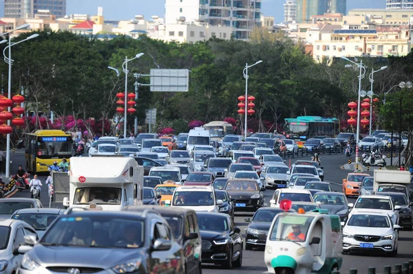 Las Masas Vehículos Mueven Lentamente Una Carretera Para Salir Ciudad — Foto de Stock