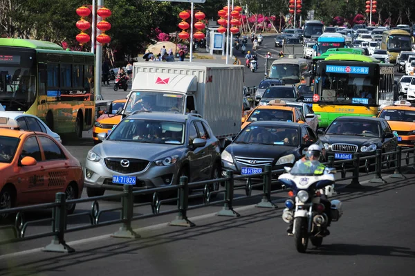 Masy Vozidel Pomalu Pohybují Silnici Aby Města Dostala Čínském Lunárním — Stock fotografie
