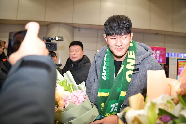 Sydkoreanske Fodboldspiller Kim Min Jae Ankommer Til Beijing Capital International - Stock-foto